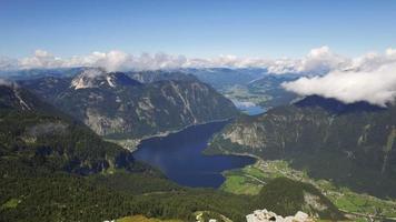 panoramisch uitzicht op de bergen van Dachstein naar het meer van Hallstatt