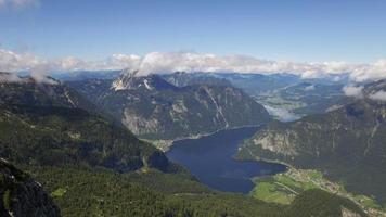 panoramautsikt över bergen från Dachstein till Hallstatt Lake video