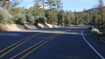 punto de vista del conductor en la carretera rural, California, EE. UU., filmado en r3d