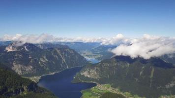 panoramisch uitzicht op de bergen van Dachstein naar het meer van Hallstatt