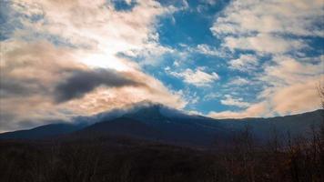 hemel met wolken boven bergen, time-lapse, 4k video