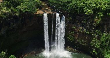 vista aérea da incrível cachoeira na selva da floresta tropical video