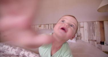 baby boy äventyrare kryper och utforskar sängen video