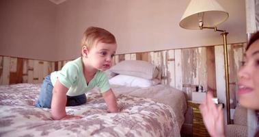 baby boy äventyrare kryper och utforskar sängen video