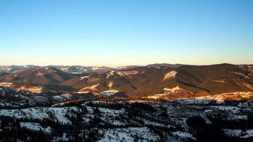 lapso de tiempo de la puesta del sol en la montaña de invierno video