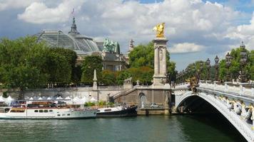 vista do grande palácio com rio Sena, Paris, França