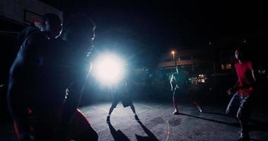 jugadores de baloncesto jugando en la cancha durante la noche video