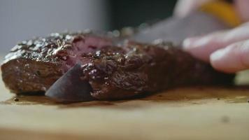 mittelgroßes seltenes Steak schneiden video