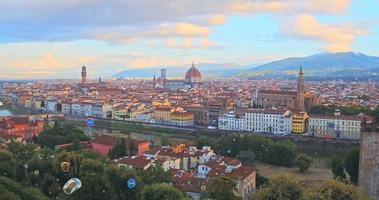 Vista aérea de la romántica Florencia, flotando en las burbujas de color del aire, Italia video