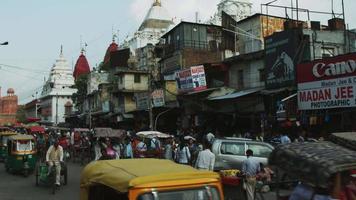 colpo di lasso di tempo del traffico su strada in una città, delhi, india