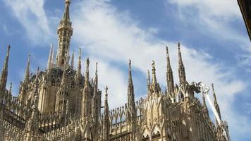 Itália dia de sol em Milão, cidade famosa duomo catedral decoração do topo do telhado panorama do céu 4k