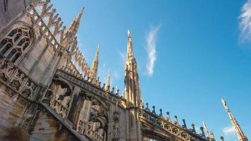 Italia Milán día soleado Duomo famoso punto de vista de la azotea panorama 4k lapso de tiempo