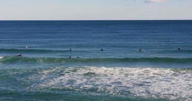 barcelona strand middellandse zee surfer rijden 4k spanje video