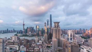 Von der Dämmerung bis in die Nacht haben wir einen erhöhten Blick auf Shanghai Bund und Lujiazui