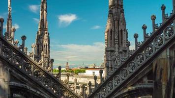 Italia día soleado Milán famoso Duomo Catedral azotea panorama 4k lapso de tiempo video