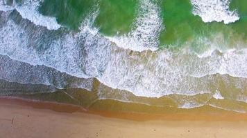 tir de drone aérien: suivi des éclaboussures de vagues de mer