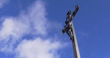 vall de nuria cielo azul cruz ortodoxa 4k video