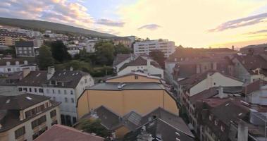 Vista aérea de Neuchatel con un hermoso día soleado, Suiza video
