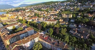 luchtfoto van neuchatel met een mooie zonnige dag, zwitserland