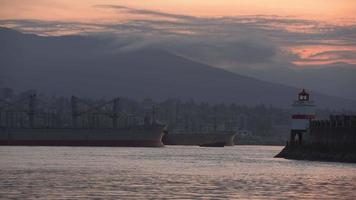 vrachtschip in de dageraad van Burrard Inlet. 4k uhd video