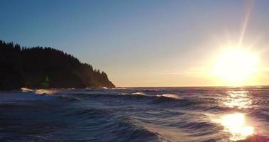Luft Sonnenuntergang Ansicht fliegt über Küste mit dramatischem Licht im pazifischen Nordwesten video