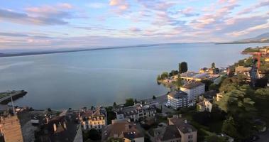 Vista aérea de Neuchatel con un hermoso día soleado, Suiza video