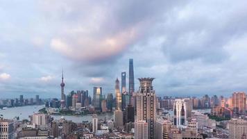 Von der Dämmerung bis in die Nacht haben wir einen erhöhten Blick auf Shanghai Bund und Lujiazui