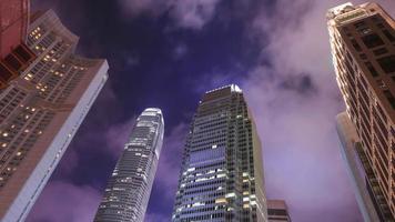 4k tidsfördröjning av byggnad i den Hong Kong staden på natten, porslin