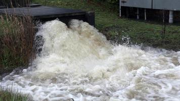 Station de pompage d'eau d'inondation drainage 4k ralenti video