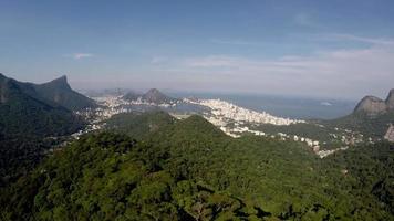 Flygfoto över Rio de Janeiro trow den berömda platsen "Vista Chinesa", Brasilien video