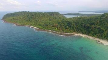 luchtfoto van de kustlijn van het eiland Koh Kood - Thailand video