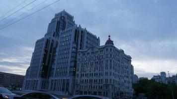 4k timelapse av byggnad i Ryssland, Moskva mitt i afton. denna byggnad är det anmärkningsvärda monumentet i modern stilarkitektur video