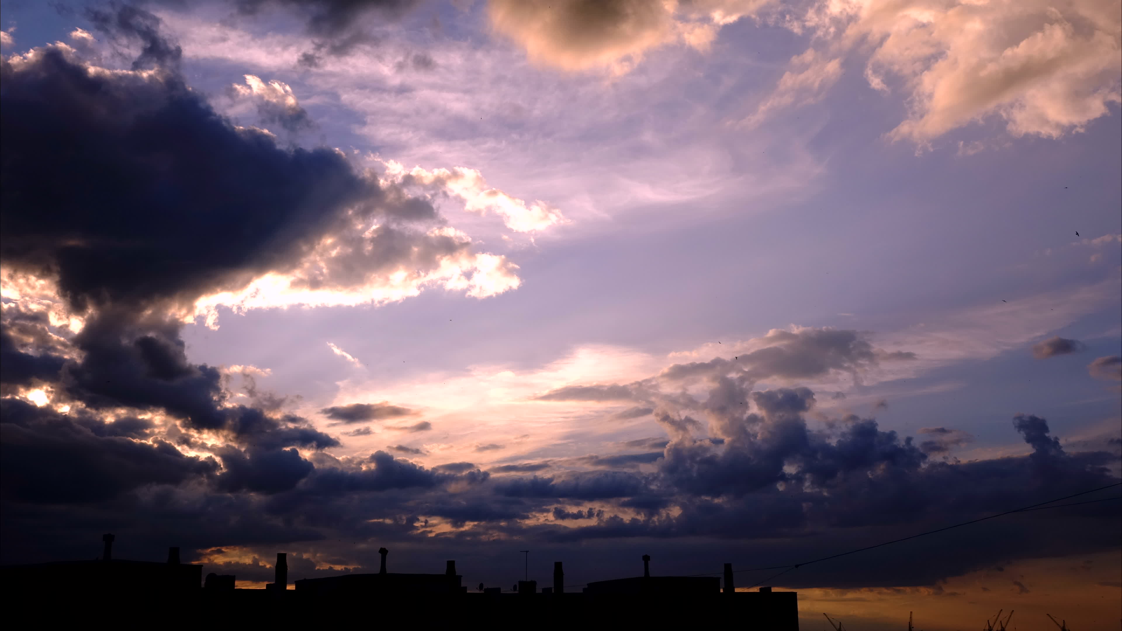 Trong bức hình này, bạn sẽ thấy một khung cảnh đầy cảm hứng với mây đen và bầu trời xanh hồng. Điều này tạo ra một bầu không khí đầy bất ngờ và kích thích, mời gọi bạn khám phá thêm về bức hình này.