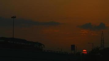 time-lapse shot van voertuigen die zich op de brug verplaatsen in de schemering, zonsondergang, delhi, india