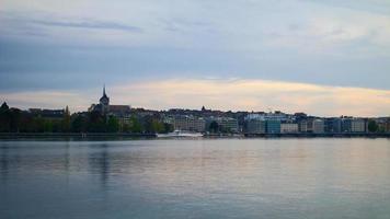 Genèves skyline dag till natt timelapse