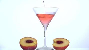 hälla persikelikör i ett frostat glas
