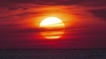 thailand phuket island solnedgång sund ner i vatten närbild 4k tidsinställd