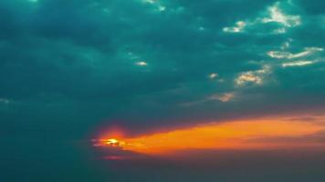 solnedgång och en dramatisk himmel, 4k tidsfördröjning video