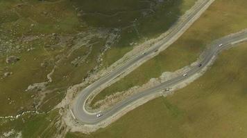 Foto aérea de 4k da estrada transalpina