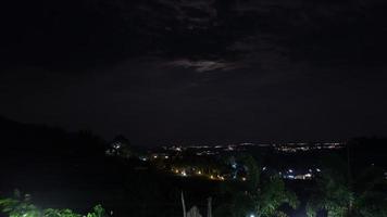 ciel nocturne avec lune dans la zone rurale timelapse 4k uhd 3840x2162