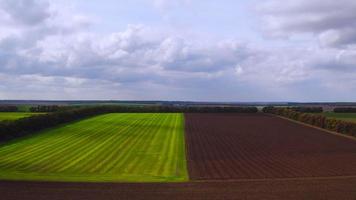 Luftaufnahme über landwirtschaftlichen Feldern