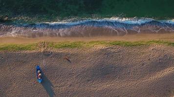 luchtfoto van strand oceaangolven en boot