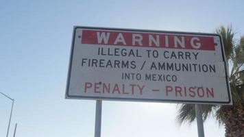 Panneau d'avertissement près de la frontière américaine et mexicaine