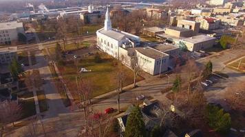 luchtfoto van prestigieuze universiteitscampus met torenspitsen. video