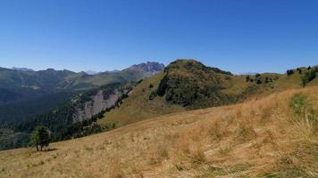 Pan horizontal de un hermoso panorama montañoso en verano