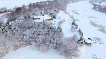 Belles maisons au bord de l'eau recouvertes de neige profonde de blizzard