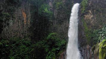 vista da cachoeira la fortuna em uma floresta, província de alajuela, costa rica