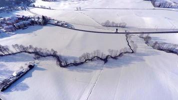 4k Luftaufnahme eines Dorfes im Winter video