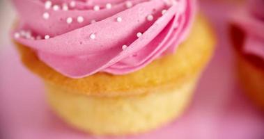 cupcakes rosa y blanco bellamente decorados