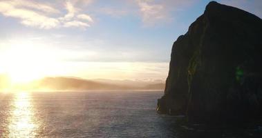 Vue aérienne révélant le littoral des falaises rocheuses avec une incroyable lumière du lever du soleil dans le nord-ouest du Pacifique video
